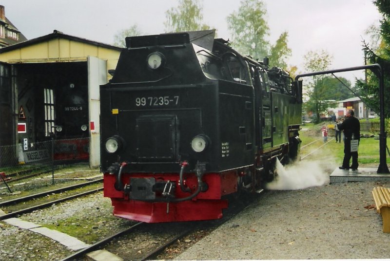Um 18:00 nimmt die 99 7235 in Hassefelde Wasser um danach wieder nach Gernrode zurckzufahren (3.10.2005).