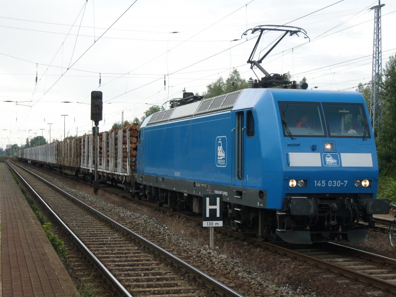 Um 18.30 Uhr hat BR 145 030 der Eisenbahn-Bau- und Betriebsgesellschaft Pressnitztalbahn GmbH(PRESS) an den Holzzug angedockt und wird ihn dann nach Stendal-Niedergrne bringen.

Gterbahnhof Rostock-Bramow, 08.07.09