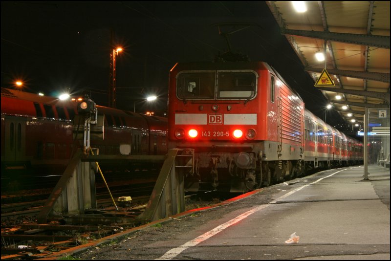 Um 7.22 steht die 143 290 mit der RB91 (RB 39158)  RUHR-SIEG-BAHN  in Siegen abfahrbereit. 