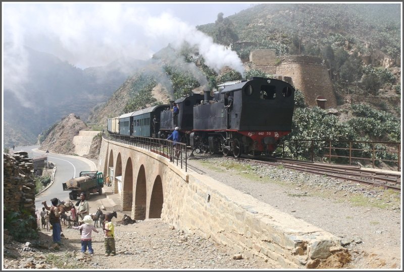 Um aus dem gemischten GmP zwei artreine Zge fr die Rckfahrt nach Asmara zu formieren, wird in Arbaroba ein stndiges Manver ausgefhrt. Zuerst drcken die zwei Loks 442.59 und 442.55 die Wagen ber die Brcke ein Stck den Berg hoch. Die Loks kommen anschliessend auf ein leeres Bahnhofsgleis zurck. Danach rollen die besetzten Personenwagen, versehen mit je einem Bremser, auf andere Bahnhofsgleis. Die Loks setzen sich vor diese Wagen, anschliessend rollen die drei Gterwagen den Berg herunter aufs frei Gleis und Lok 442.55 wird wieder vor die Gterwagen gestellt. (01.11.2008)