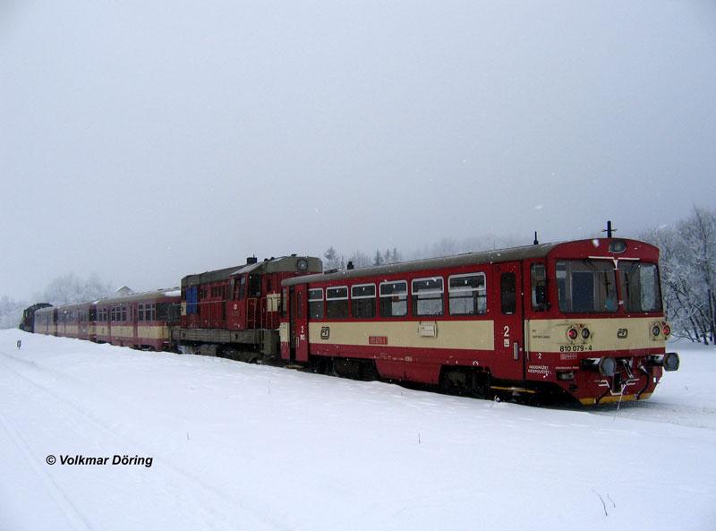 Um die ca. 400 Höhenmeter bis zum 785 m hoch gelegenen ehemaligen Grenzbahnhof Moldava (Moldau) am Erzgebirgskamm auf der verschneiten  Strecke zu überwinden (und auch gut wieder hinunterzukommen ! ), wurde für einen Wintersportsonderzug die wohl äußerst seltene Zusammenstellung: Zuglok 742 086 - drei 021er Wagen - Lok 742 031 - Triebwagen 810 079 gewählt - 28.12.2005
