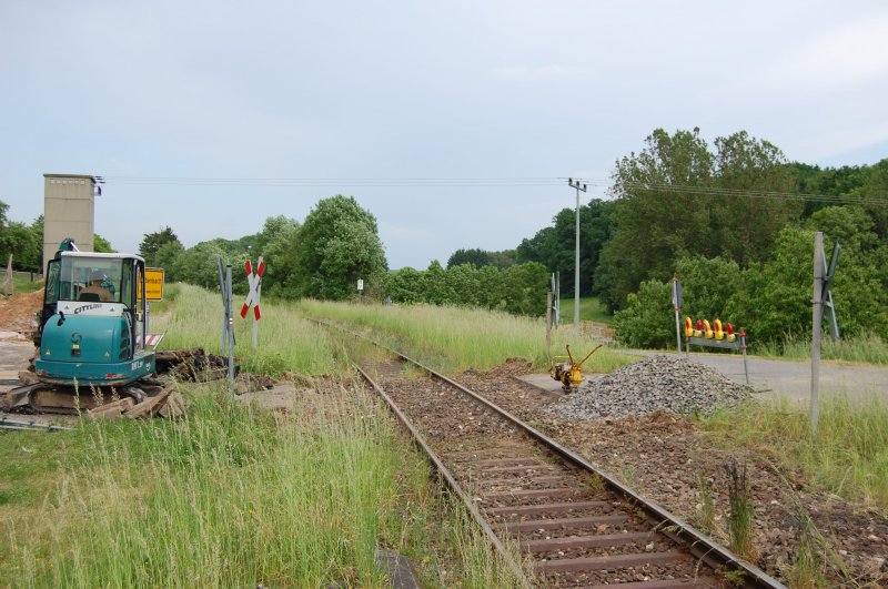 Um die Durcharbeitung der Gleise zu ermglichen wurden innerhalb der 5km/h Langsamfahrstelle die Bahnbergnge ausgebaut. Hier ist der ausgebaute B beim ehemaligen Gebenbacher Bahnhofsgebude zu sehen!