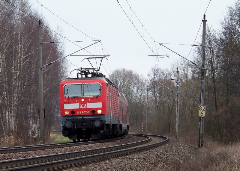 Um die Ecke brausend kommt hier 143 642-6 mit der RB 14 von Senftenberg nach Berlin Schnefeld Flughafen. 28.02.2009 