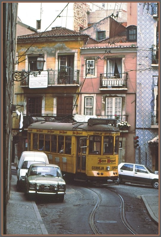 Um die Kurve zu kriegen wird schon mal auf die andere Strassenseite gewechselt. Den Autofahrern scheint die Situation bekannt zu sein. (Archiv 06/92) Das wrs gewesen aus Lisboa...
