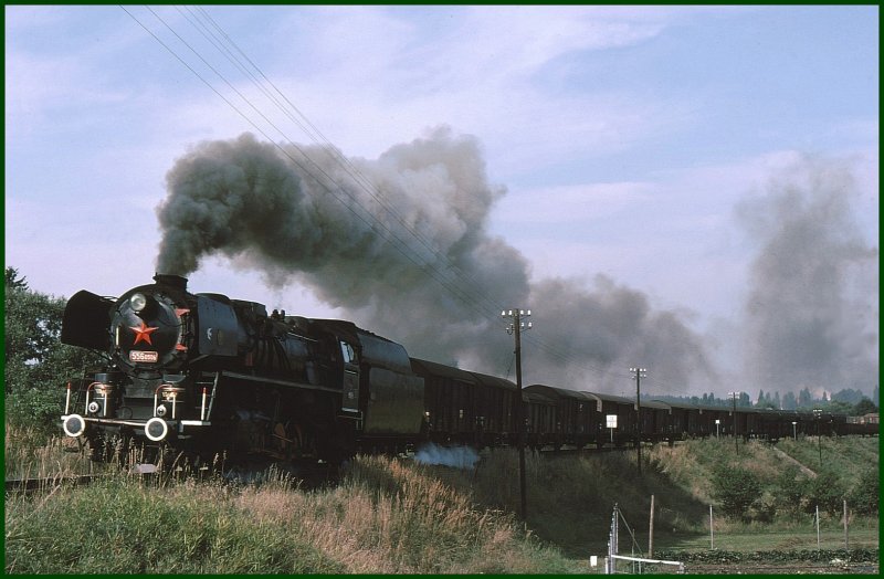 Um die Mittagszeit erscheint 556.0506 bereits wieder mit dem nchsten Gterzug unmittelbar hinter dem Grenzzaun kurz vor Gmnd/N. (Archiv 09/75)