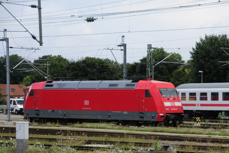 Um die Mittagszeit verirrte sich 101 023-0 in strahlendem verkehrsrot in die Remise Basel Bad. (10.08.09).