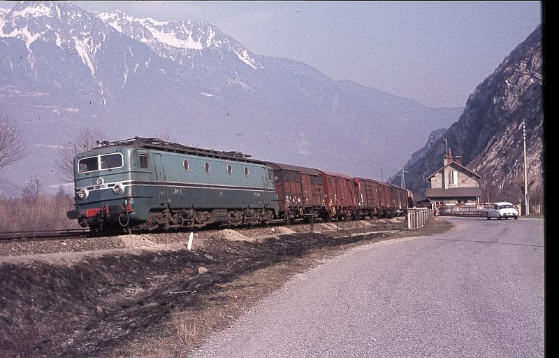 Um die Mont Cenis Linie mit ihren starken Steigungen zu modernisieren wurden 5 Loks der BR 7100 mit Stomabnehmer Schleifschuhen versehen da die Mont Cenis Linie bis in die 70er Jahre mit Stromschiene ( Gleichstrom 1500 Volt ) versehen war.