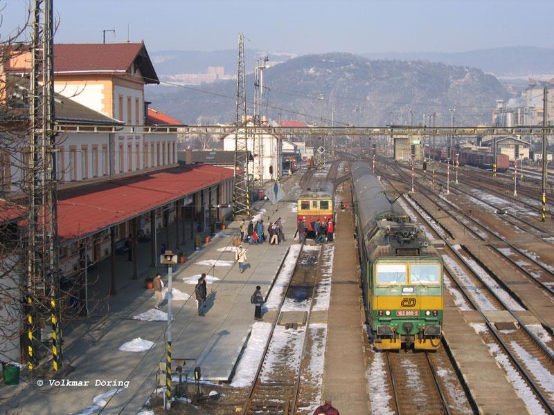 Um in den R 715 nach Kolin einzusteigen, müssen die Reisenden das Gleis auf dem 830 224 nach Decin (Bodenbach) steht, überqueren - Usti nad Labem Strekov (Aussig an der Elbe - Schreckenstein), 28.01.2006