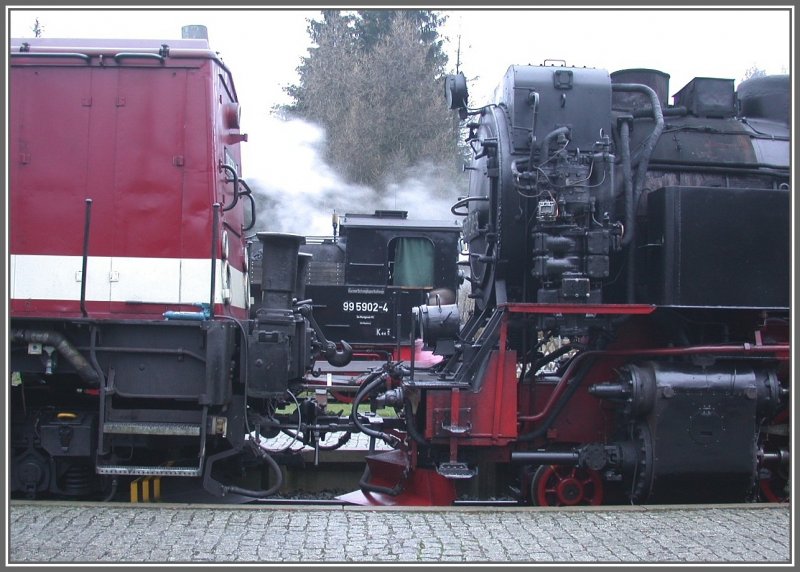 Um Sch�den zu vermeiden, werden die Puffer an der 199er beim Kuppeln mit Schmalspurfahrzeugen hochgeklappt. Drei Annen Hohne 13.12.2006