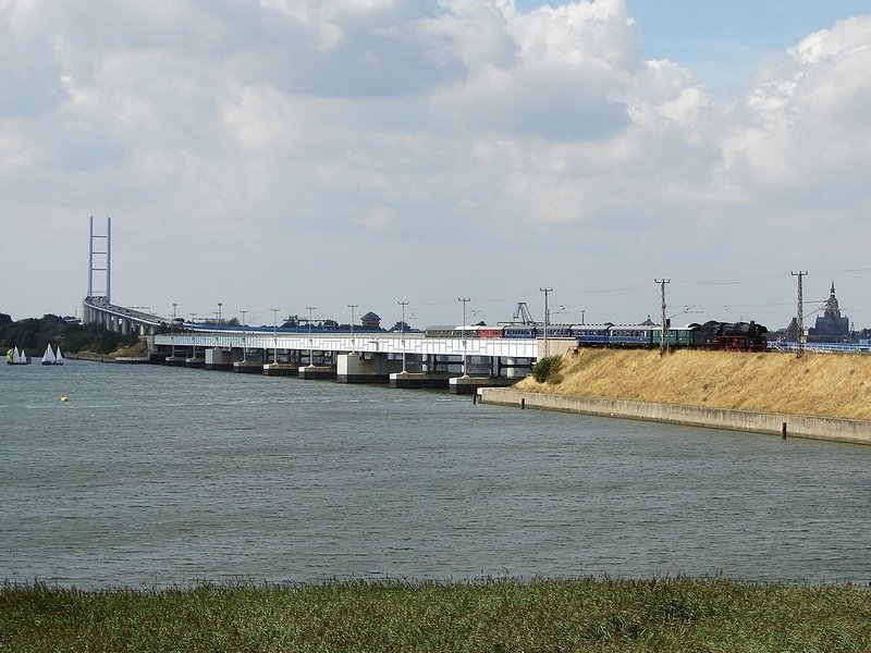 Um sich eine separate Drehfahrt zu ersparen, entschloss man sich mit dem Sonderzug gezogen von 03 1010 einen Umweg ber Altefhr auf Rgen zu fahren. Nach dem Umsetzen in Altefhr ging es dann Tender voraus in den Hbf Stralsund. Hier ist der Sonderzug bei der berfahrt ber den Rgendamm in Richtung Altefhr zu sehen. (02.08.08)  