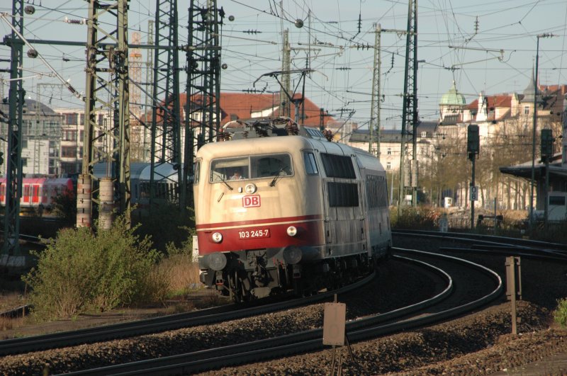 Um Stillstandsschden zu vermeiden ist die Mnchner 103 245 zum ersten mal am 20.04.08 mit dem EC 81 bis zum Brenner eingesetzt. Mnchen-Leuchtenbergring