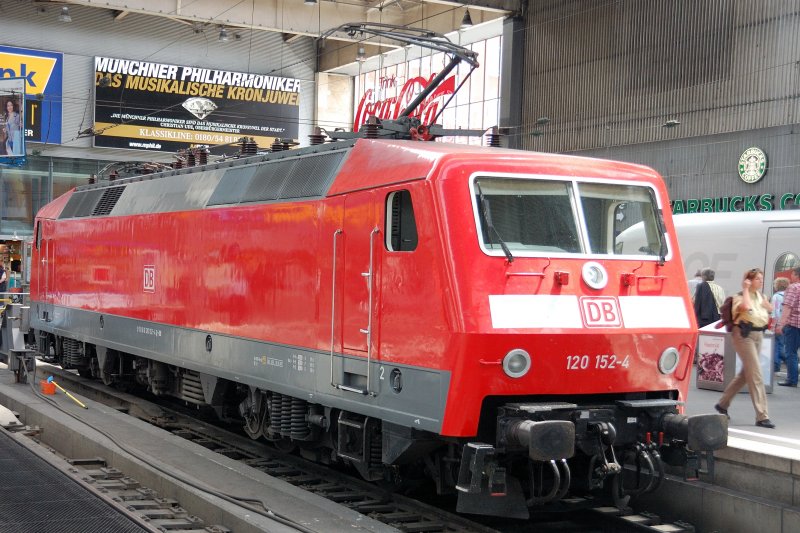 Um die Werbung ber der Lok aufs Bild zu bertragen: Auch die Baureihe 120 ist ein Kronjuwel... erste in Serie gebaute Drehstromlok mit elektronischen Umrichtern.. hier in Form der 120 152-4. Aufgenommen Ende Mai 2008 in Mnchen.