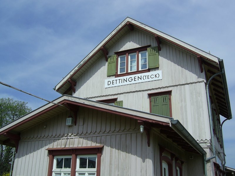 Um zu zeigen, wie schn das Bahnhofsgebude von Dettingen/Teck ist habe ich dieses Bild gemacht. Es entstand am Ostersonntag des Jahres 2009, also am 12.4.2009. Die anderen Bahnhofsgebude des Nebenbahnteils der Teckbahn (Kirchheim-Oberlenningen) sind hnlich aufgebaut und hergerichtet wie dieses.