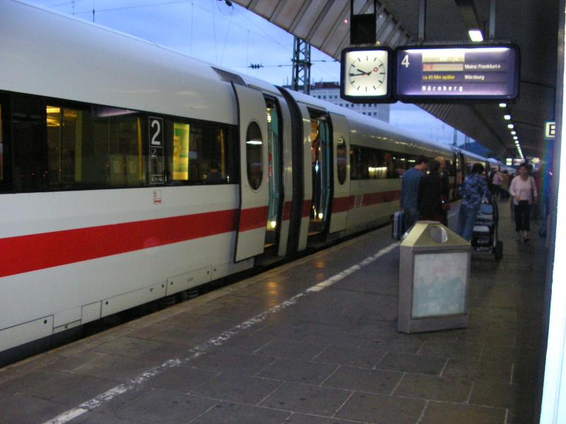Umfangreiche Versptungen im Fernverkehr am 02.07.2005. Der ICE 929 Hamburg - Nrnberg etwa 45 Minuten zu spt in Koblenz Hbf.