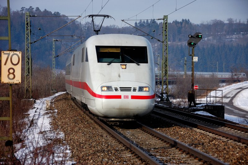 Umgedreht... und direkt den Gegen-ICE in ganzer Lnge, Fahrtrichtung Ulm-Mnchen, auf Chip gebannt. Urspring am 18. Januar 2009, KBS 750.