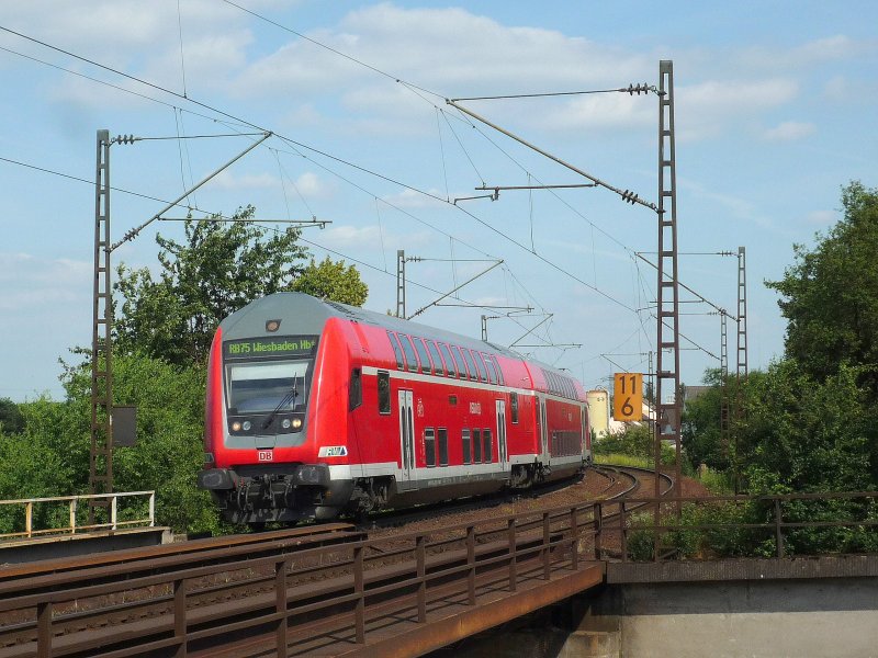 Umgeleitete RB 75 Aschaffenburg Hbf - Wiesbaden Hbf mit Schublok Br 143 zwischen Mainz-Bischofsheim und dem Abzw.Kostheim. 03.06.09