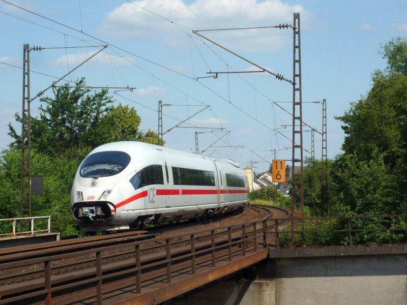 Umgeleiteter ICE 3 (Br 403) als ICE 712 aus Stuttgart nach K�ln zwischen Mainz-Bischofsheim und dem Abzw.Kostheim. 03.06.09