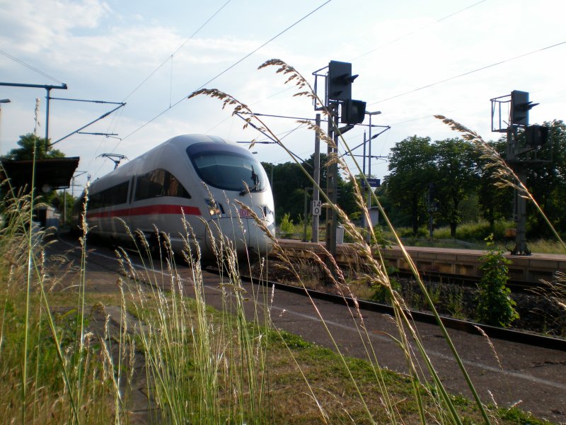 Umgeleiteter ICE Frankfurt Flughafen-Dresden durchfhrt den Bahnhof Artern an der Strecke Erfurt-Sangerhausen. 7.06.2008