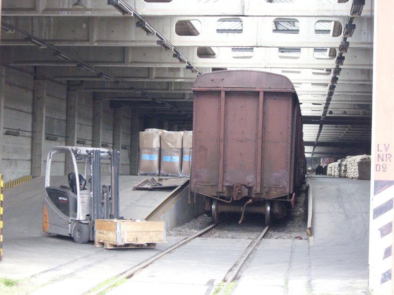 Umladehalle mit einem russischen Gterwagen am 14.04.2008 in Mukran.