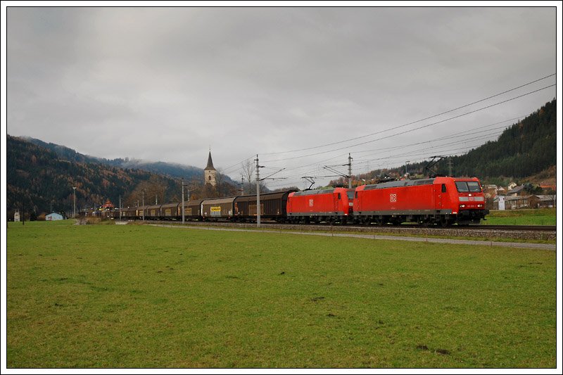 Umlaufbedingt wird am Sonntag der zwischen Spellern und Gratkorn verkehrende GAG 48939 zwischen Wels und Gratkorn im Tandem gefhrt. Es war mglicherweise meine letzte Gelegenheit ihn abzulichten, leider nicht bei Sonnenschein. An der Spitze, 185 059. Diese 185er Leistung wird es mit Fahrplanwechsel nicht mehr geben. Die Aufnahmen entstand am 9.11.2008 in Kammern.
