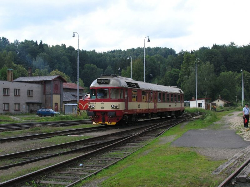 Umlaufen von Triebwagen 854 035-3 der R 1146 aus Praha-Vrsovice auf Bahnhof Tanvald am 13-7-2009.