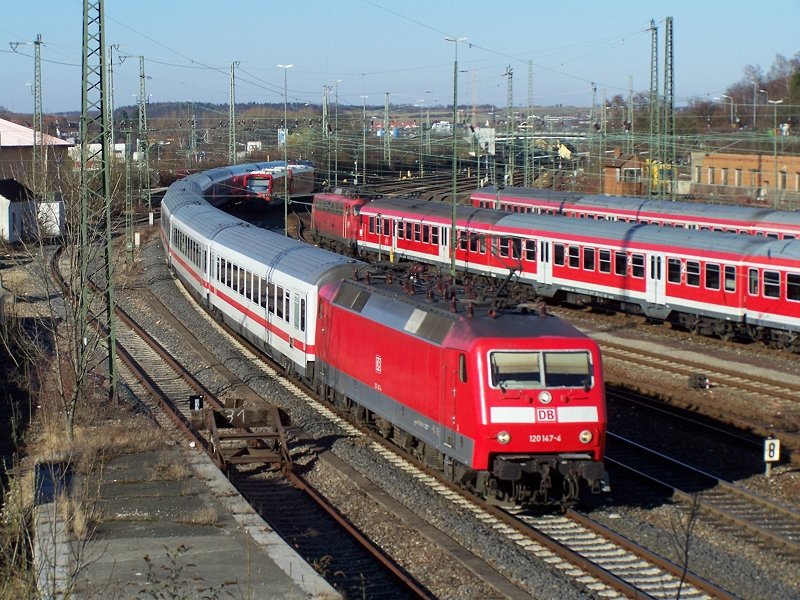 Umleiter in Aalen. Ein Sandwich aus 120 147 und 101 015 mit einem InterCity. Er hielt in Aalen an und die Fahrgste nach Ulm konnten mit dem RE 22539 nach Ulm Hbf fahren. Aufgenommen am 24.Februar 2008 in Aalen.