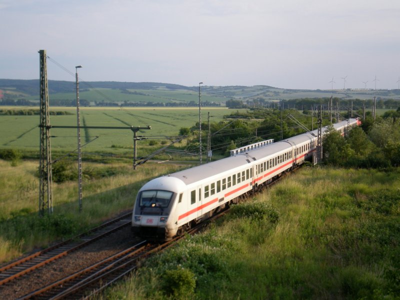 Umleiter-InterCity 2151 Dsseldorf-Berlin Gesundbrunnen erreicht am 7.06.08 den Bahnhof Artern 