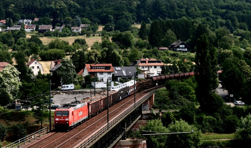 Umleiter im Neckartal: 185 004 berquert mit dem FS 50865 von Kornwestheim Rbf nach Mannheim Rbf bei Neckargemnd Altstadt den Neckar.