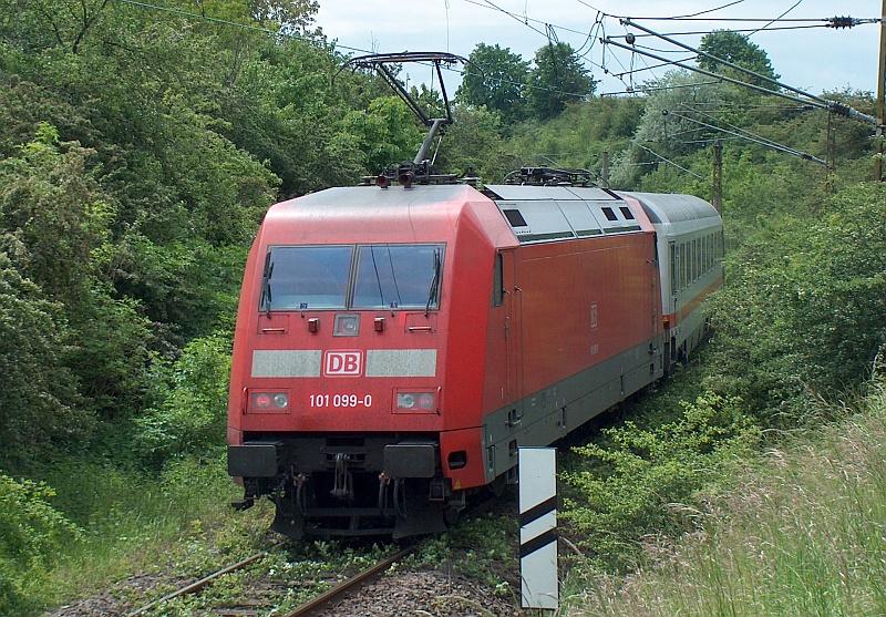 Umleiterverkehr auf der KBS 588 aufgrund von Bauarbeiten in Halle-Ammendorf. Ein Nachschuss von 101099-0 am 25.05.04 mit IC2550 bei Hohenweiden. Man beachte das bewachsene Gleis.