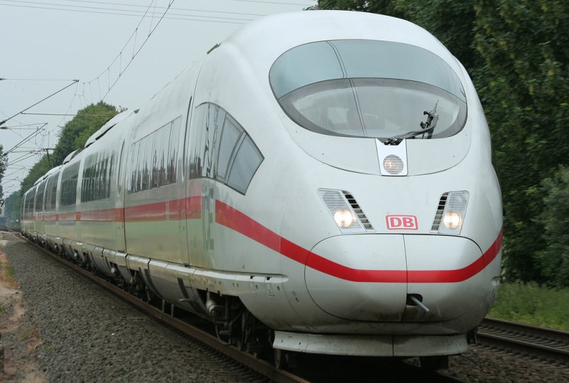 Umleitungsverkehr, ICE 3 von K�ln Richtung Aachen kurz vor der Durchfahrt in Geilenkirchen am 06.06.2009