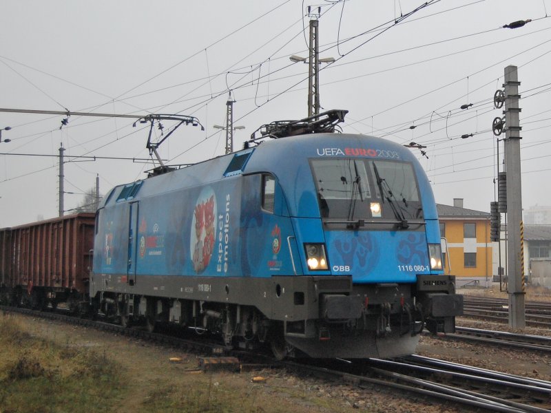 Ums Eck gefahren in Wels beim alten Stellwerk
kam am 28.12.2007 die 1116 080  UEFA  mit
einem Gterzug.
