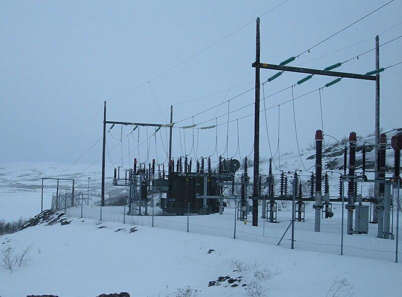 Umspanneinrichtung am 18.03.2006 zwischen Bjrkliden und Kopparasen, der Strom kommt hierher ber Hochspannungsleitung vom modernsten Wasserkraftwerk Schwedens, Porsi am Lule lv zwischen Gllivare und Jokkmokk.