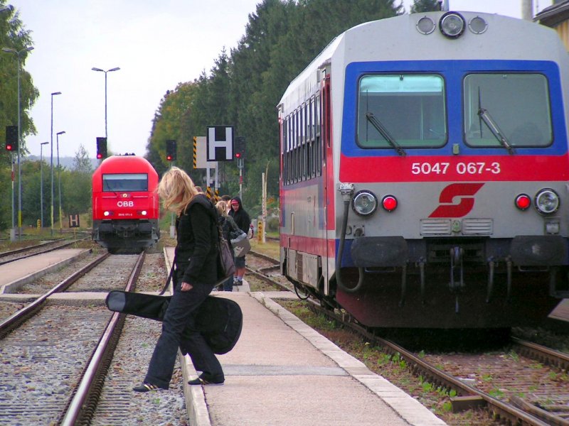  Umsteigen   in Ried i.I., 2016 071-9 fhrt auf Gleis2 mit R5991  ein; 070928