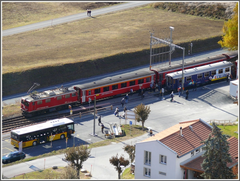 Umsteigen vom Bahnersatzbus in Ardez auf den RE nach Disentis und den R nach Pontresina. Der RE 1244 fhrt am Schluss den vom R1960 bernommenen Stiva Retica Wagen. (29.10.2009)
