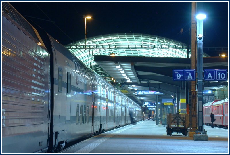 Umstieg Schmalspur - Normalspur am selben Bahnsteig und zustzlich von der Busstation im Hintergrund ber Lift und Rolltreppe. Bahnhof Chur (08.02.2007)