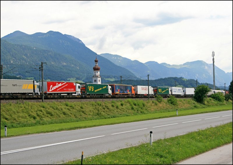 Umweltfreundlich durch die Alpen: Die  Rollende Landstrae  fhrt bei Rattenberg-Kramsach neben der Landstrae Richtung Brennersee. (05.07.2008)