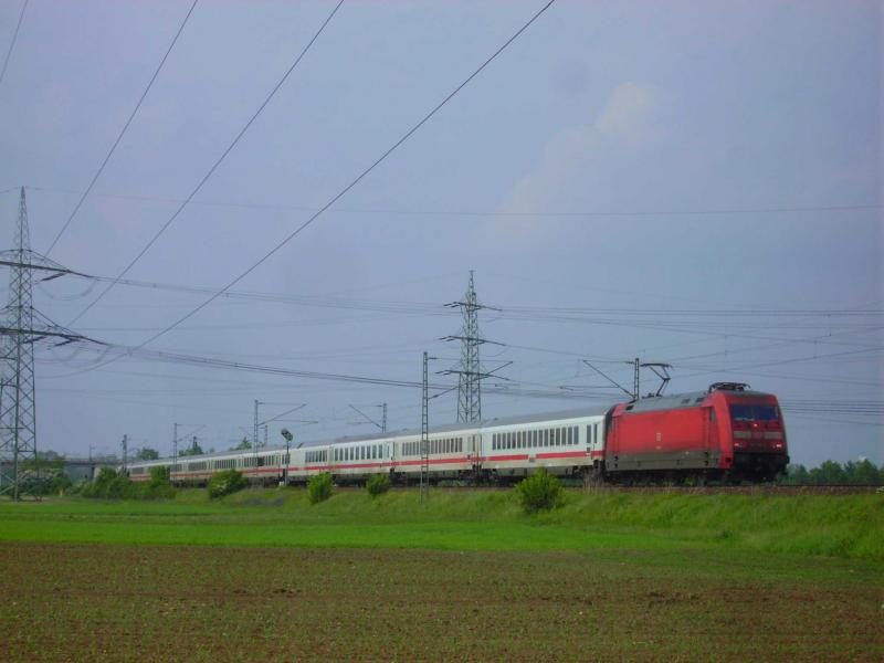 Unbekannte 101 zieht ihren IC zwischen Worms und Osthofen.