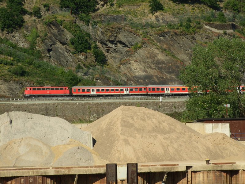 Unbekannte 110er mit RE15420 aus Frankfurt ist Rechtsrheinisch unterwegs nach Koblenz.Der Zug ist kurz vor dem Loreleytunnel.10.5.08 