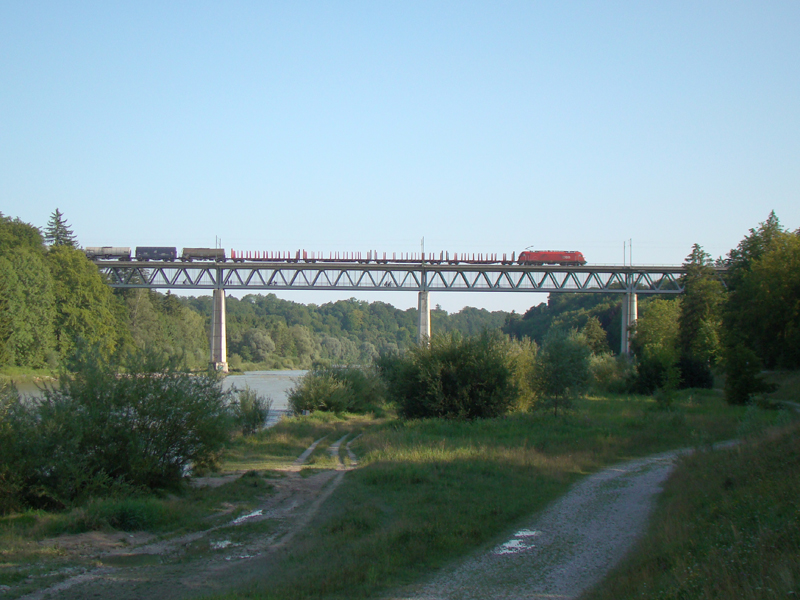 Unbekannte 1216 mit Gterzug auf dem (Um-)Weg Ri. Pasing auf der Grohesseohe Brcke
