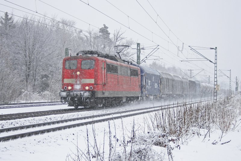 Unbekannte 151 mit einem Gterzug am 24.02.2009. Aufgenommen bei heftigen Schneefall in Haar (bei Mnchen).