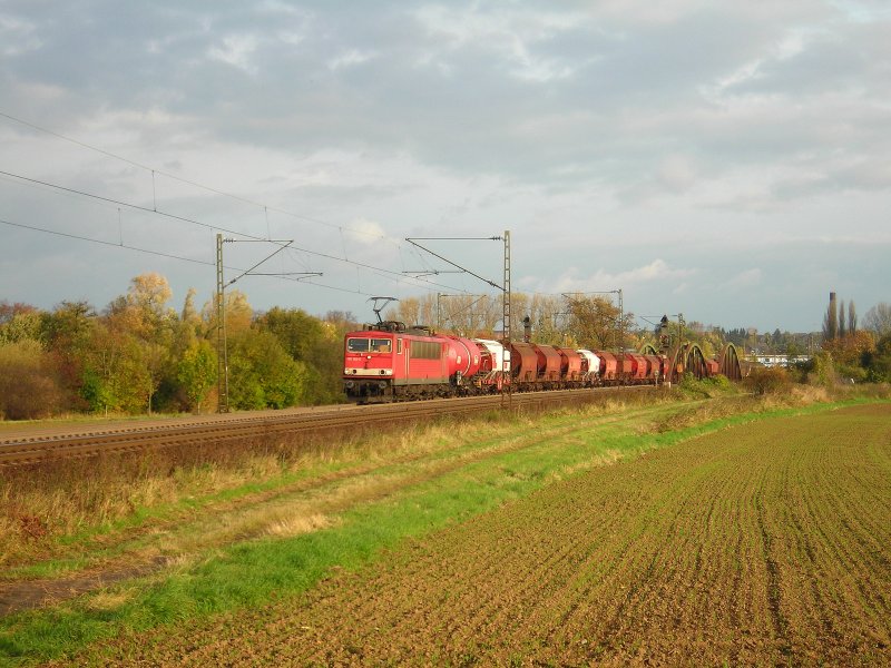 Unbekannte 155 mit einem gemischten Gterzug bei Elze