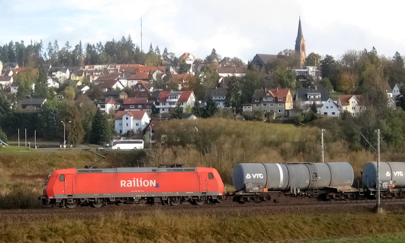 Unbekannte 185 mit Kesselwagen vor der Kulisse von St. Georgen am 24. Oktober 2009.