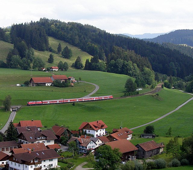 Unbekannte 218 zieht ihren Zug Richtung Lindau. Stiefenhofen/Obertalhofen 28.07.07