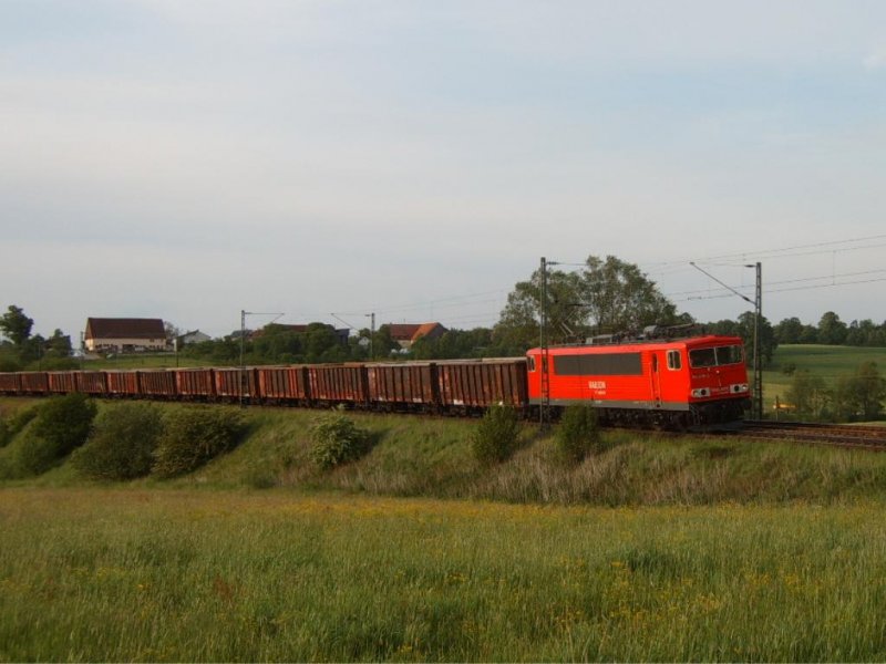 Unbekannte BR 155 mit dem Cs 60706 von Harburg (Schwaben) ber Aalen und Stuttgart nach Heilbronn, hier bei Goldshfe aufgenommen. Am Zugende schob 139 309-9 mit. Foto: 10.05.07