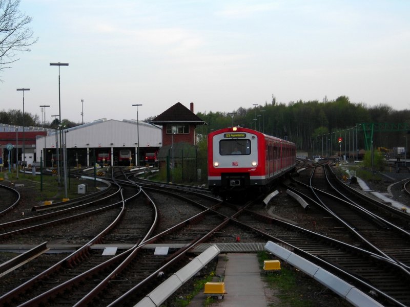Unbekannte BR474 bei der Einfahrt in den Bahnhof Ohlsdorf mit der S1 richtung Poppenbttel.