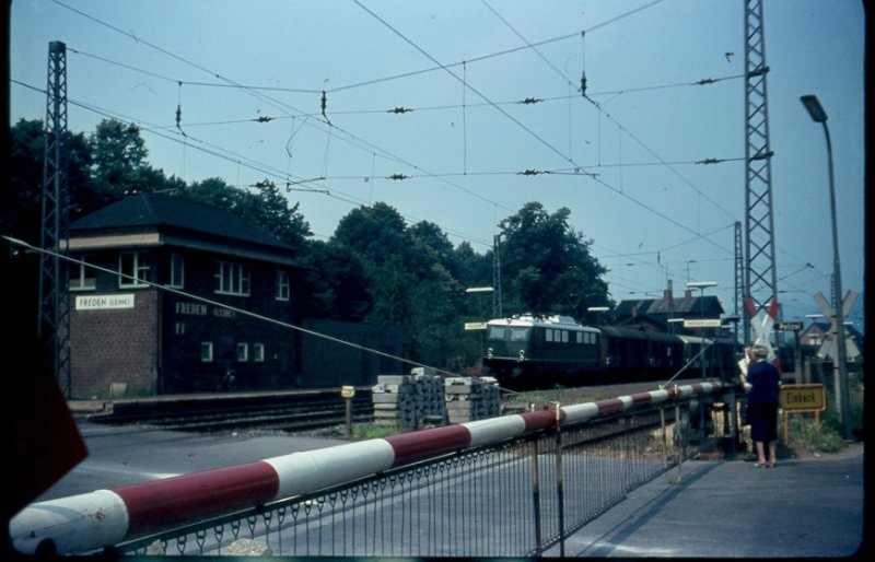 Unbekannte E40 in Freden, die Aufnahme msste zwischen 1965 bis 1967 entstanden sein, mittlerweile hat sich hier vieles verndert. Grne 140er trifft man hier wohl nicht so oft an, den Bahnbergang gibt es auch nichtmehr und der Gleisplan hat sich auch gendert.
