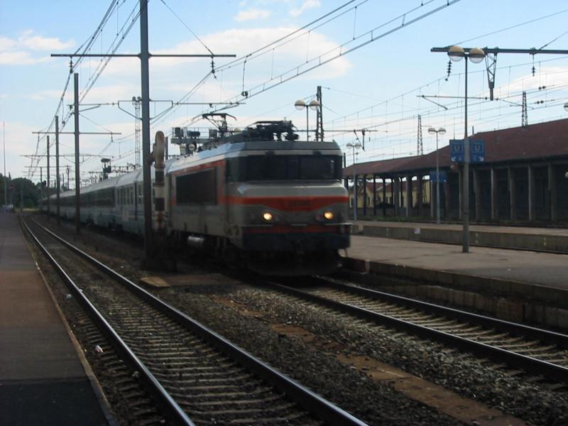 Unbekannte SNCF Lok der Baureihe 15 mit einem Sonderzug nach Italien am 23.7.2005 in Beziers. Dieserzug kam vom Weltjugendtag.