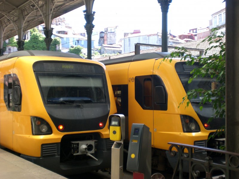 Unbekannte Triebzge stehen in Porto Sao Bento nach Aveiro bereit.
Porto August 2008.