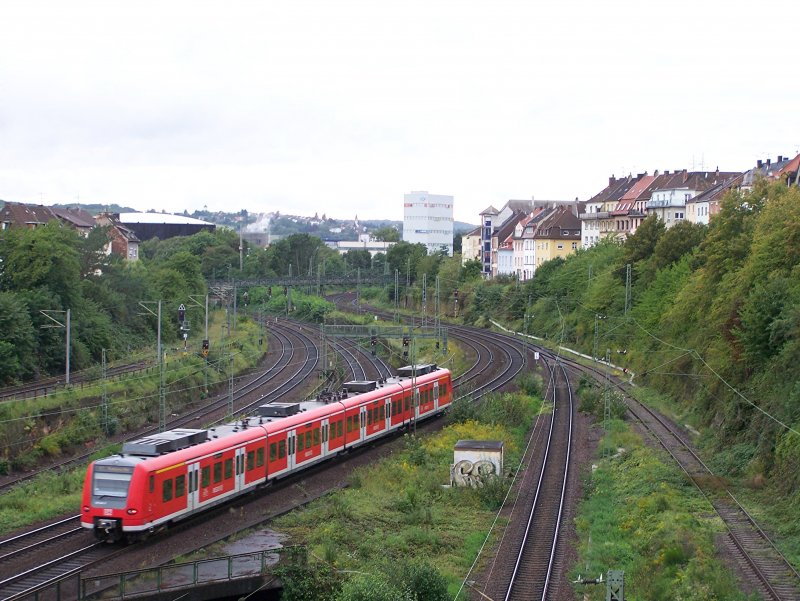 Unbekannter ET 425 der DB Regio Sdwest in Diensten des Saarlandes verlsst das Vorfeld des Saarbrcker Hauptbahnhofs in Richtung Vlklingen/Saarlouis/Merzig. (06.09.2008)