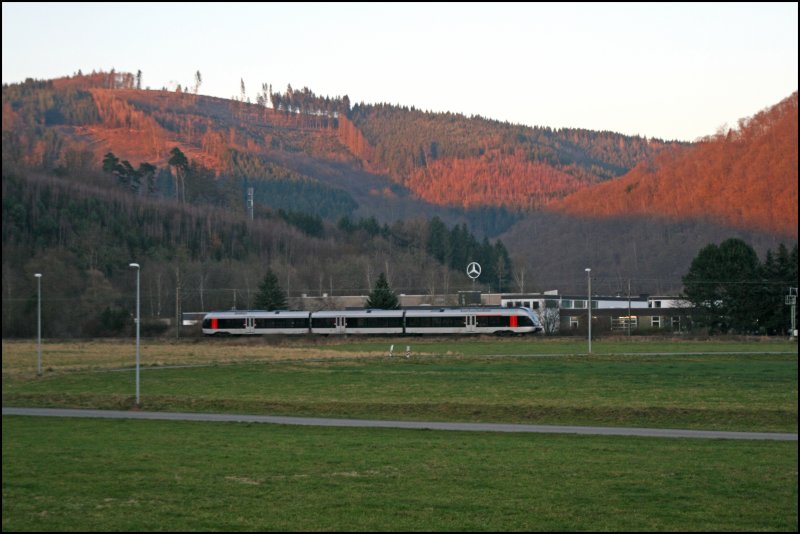 Unbekannter ET23er fhrt bei Werdohl als ABR99620 (RE16  RUHR-SIEG-EXPRESS ) von Essen Hbf nach Siegen. (17.12.07)
Auch wenn die FLIRTS moderner sind, trauer ich den n-Wagen und den 143er immernoch nach....;-(
